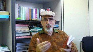 Prof. Claudio Cezar Henriques, em 2010, em entrevista sobre o livro "Redação de trabalhos acadêmicos: teoria e prática", campeão de vendas da EdUERJ.